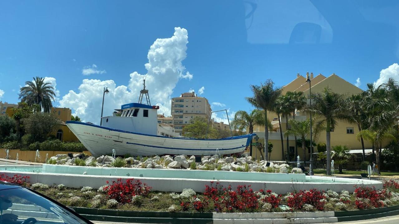 Central 2-Bed Apartment In Estepona Port Екстериор снимка
