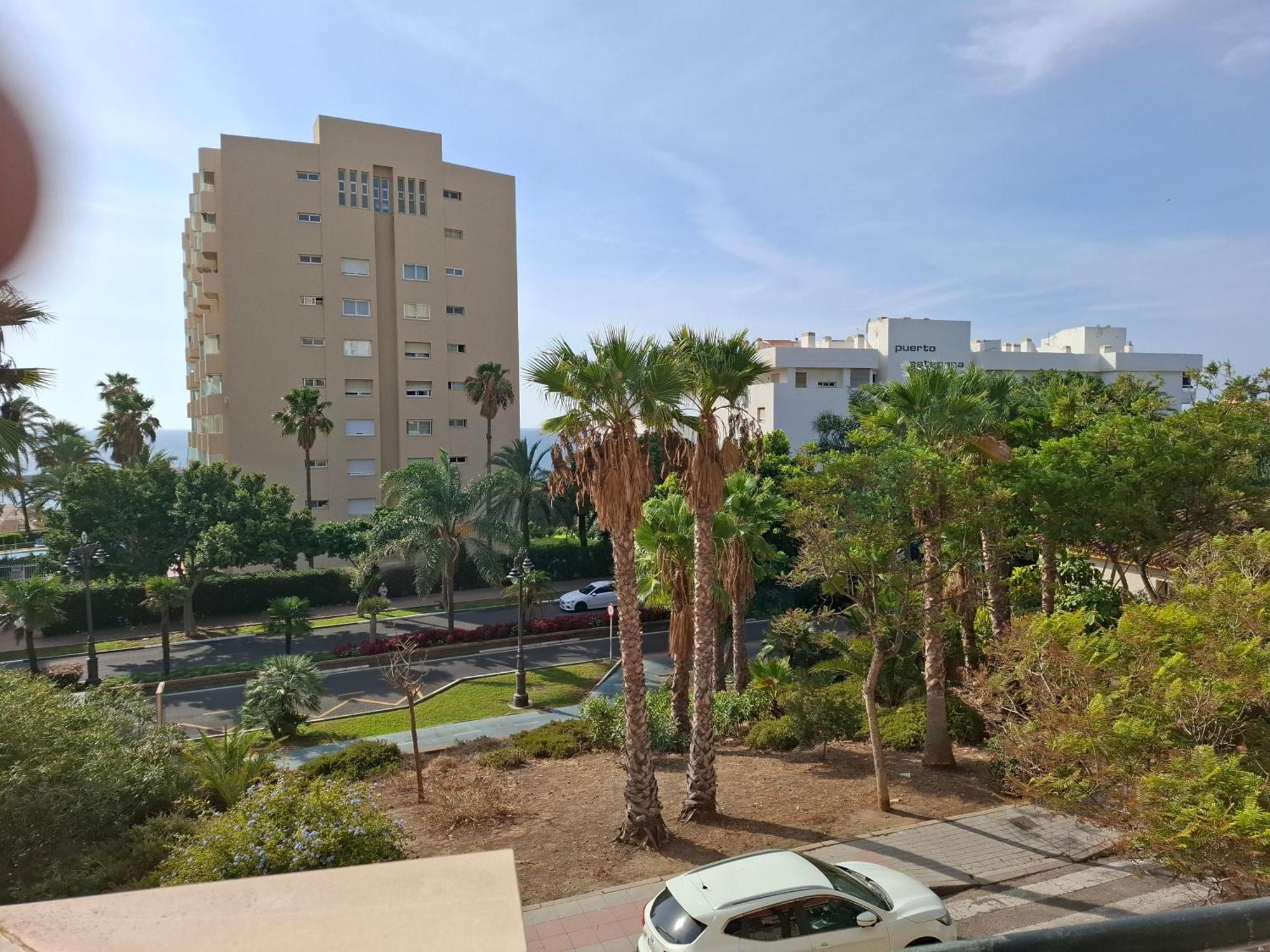 Central 2-Bed Apartment In Estepona Port Екстериор снимка