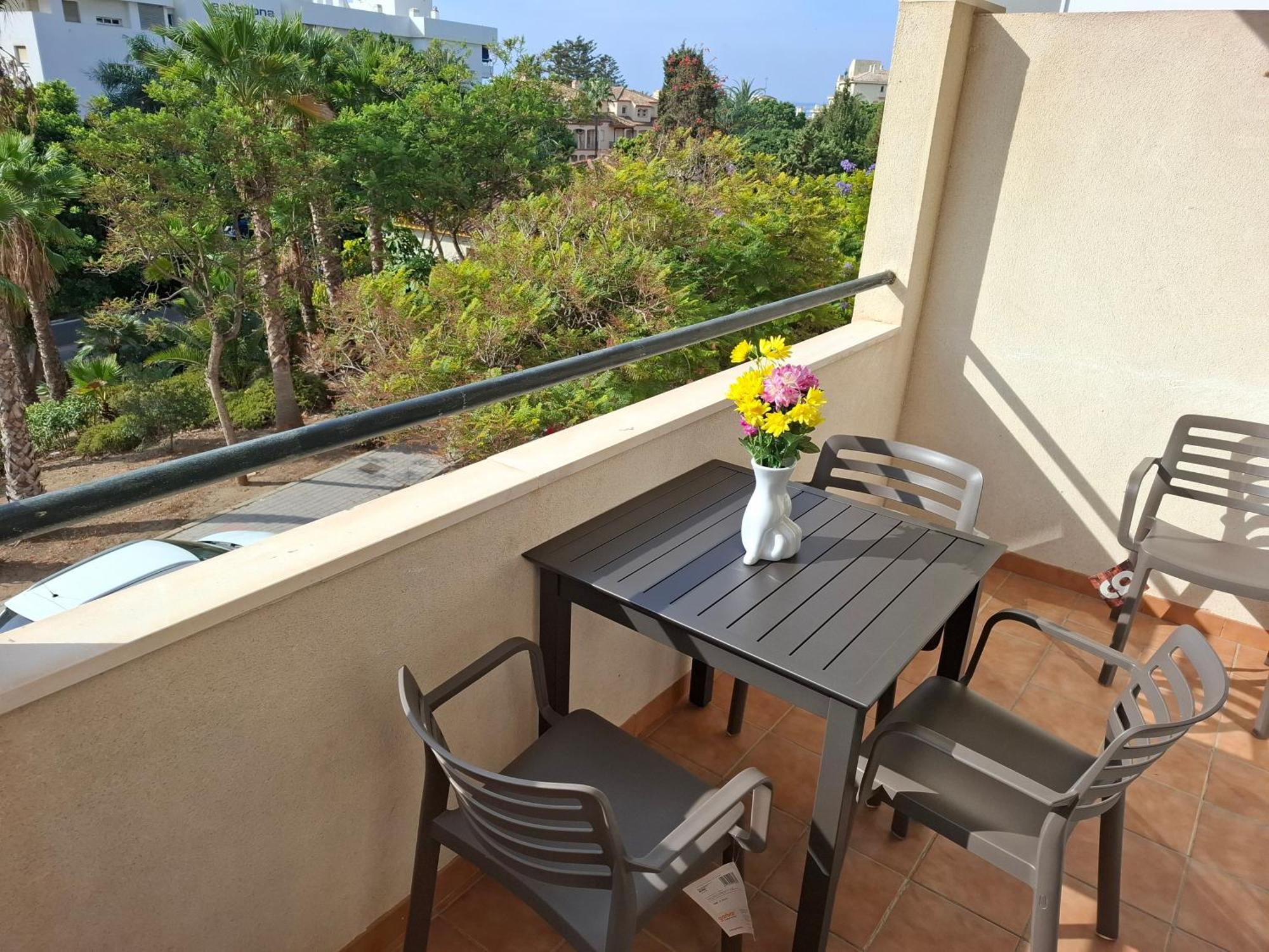 Central 2-Bed Apartment In Estepona Port Екстериор снимка